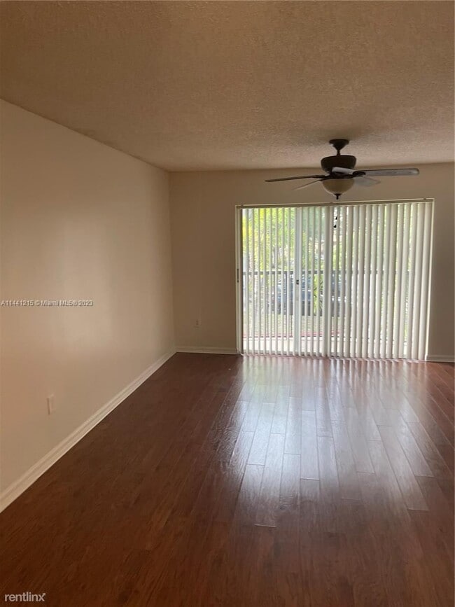 Building Photo - 3 br, 2 bath House - 900 Crestwood Ct S Ap...