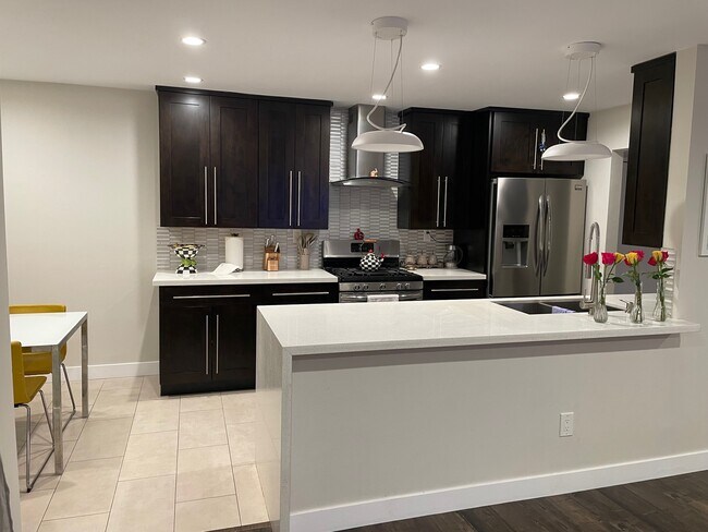 Cocina - 1229 E Wilson Ave