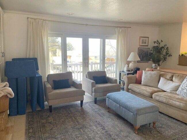 Main floor living room - 29 Kingdon Ln