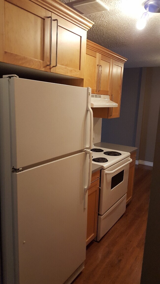 Building Photo - 2 Bed 1 Bath Unit in Calgary, AB