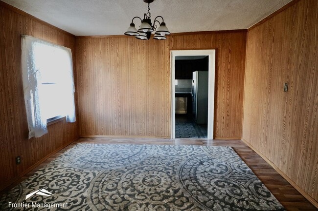 Building Photo - Adorable Three Bedroom Home