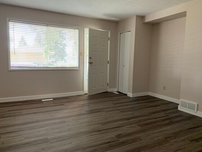 Salon et entrée - 235 28 St S