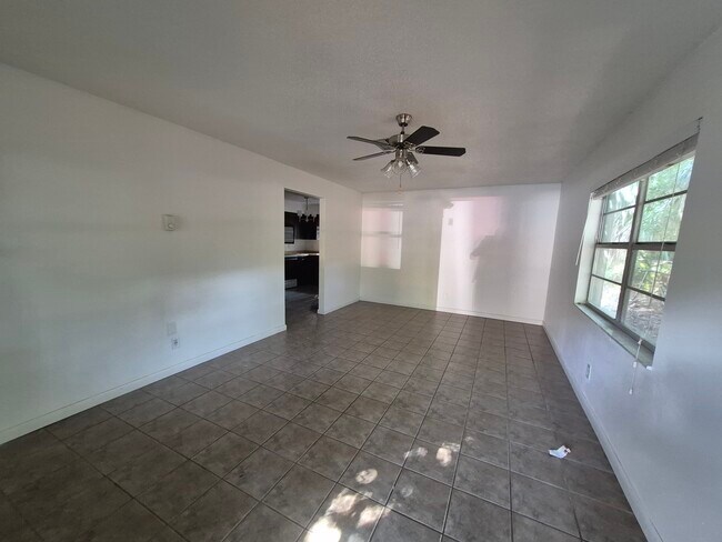 Amplia sala de estar/comedor - 2884 Oaklawn Ave