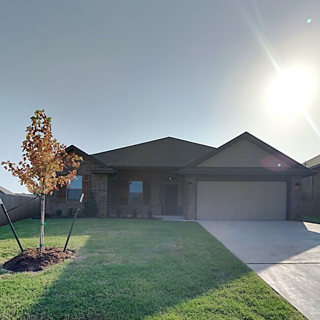 Building Photo - 4 Bedroom 2 Bathroom 2 Car Garage Home Cen...