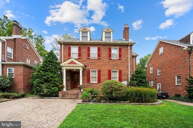 Building Photo - 205 Summers Dr