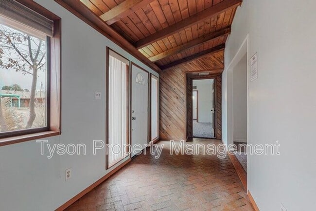 Building Photo - 1431 Vassar Dr NE