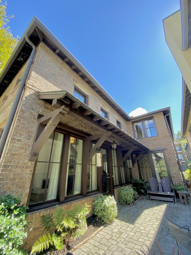 Building Photo - 975 N Ormewood Park Dr SE