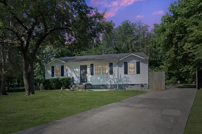 Building Photo - 252 Raintree Dr
