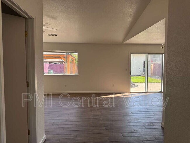 Foto del edificio - 1118 Cypress Hill Ln