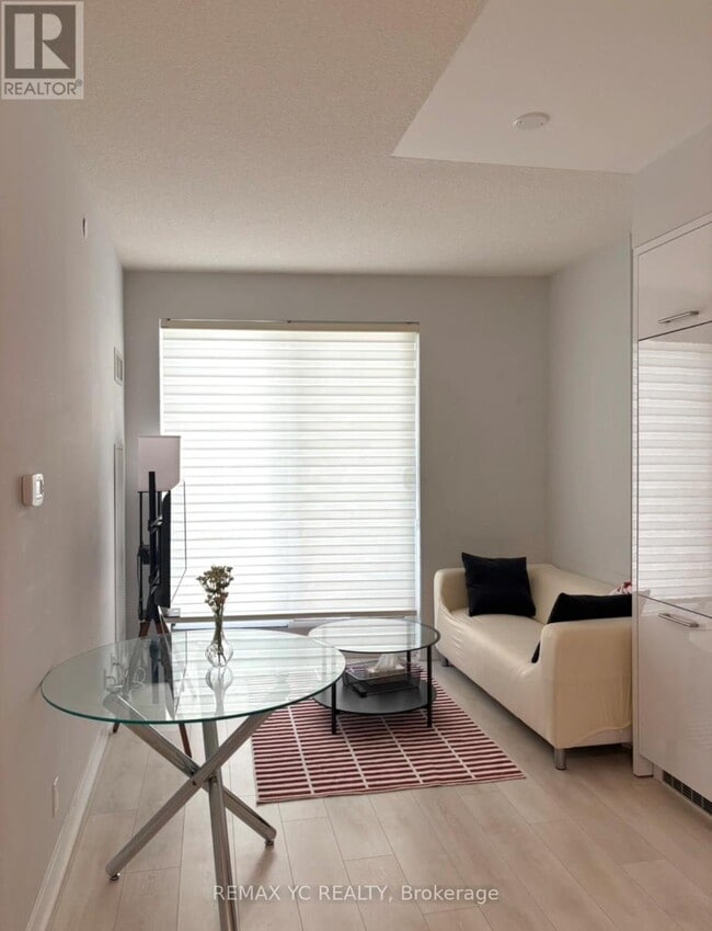 Building Photo - 2221 Yonge St