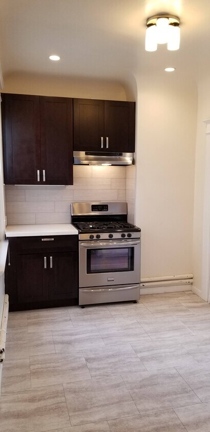 Kitchen (facing N) - 3222A Steiner St