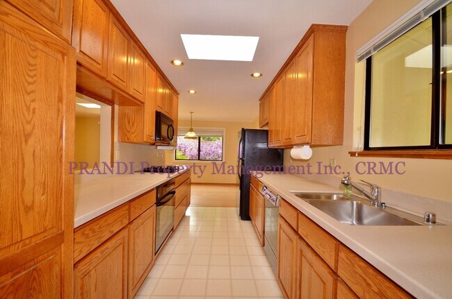 Foto del edificio - Pristine 4 Bedroom Home in Quiet Novato Ne...