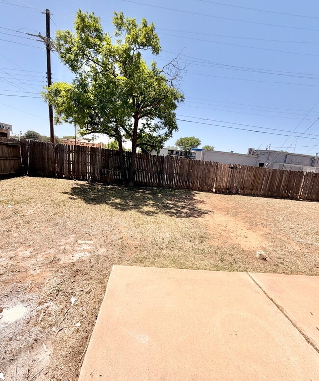 Foto del edificio - "Charming 3-Bed, 2-Bath Lubbock Home with Spacious 1176 Sq Ft Layout!"