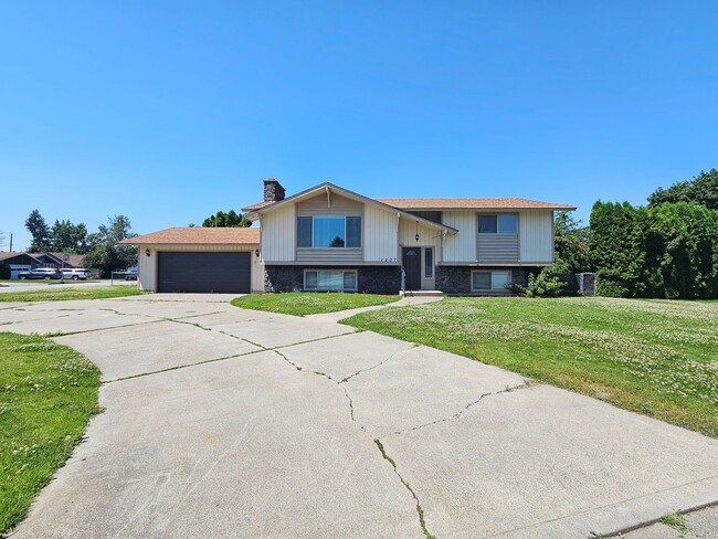 Building Photo - $2,700 – Spacious 4 Bed / 2 Bath Home in S...