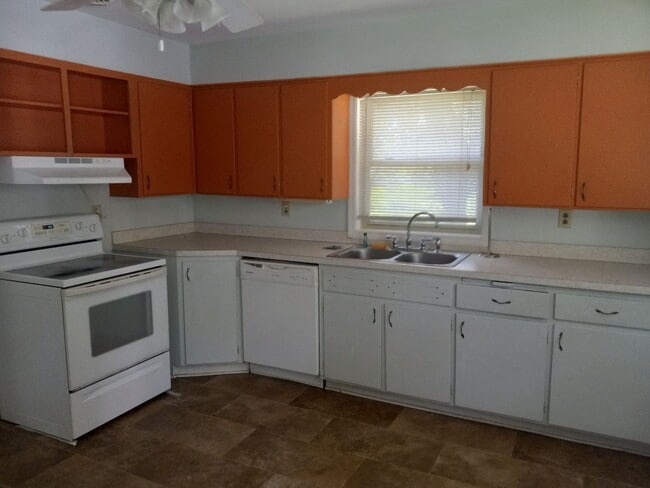 Building Photo - Three Bed, One Bath Brick Ranch in Benton ...