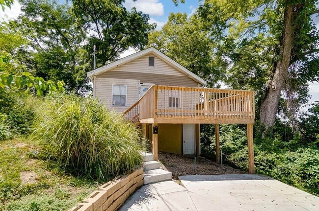 Building Photo - 2 Bed 1 Bath