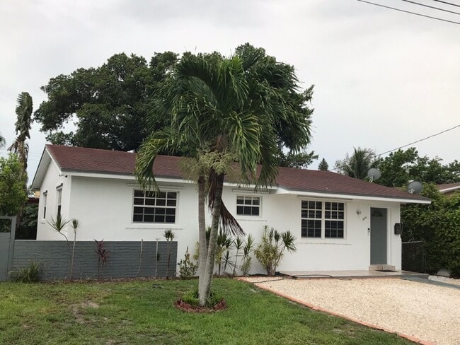 Building Photo - 370 NE 170th St