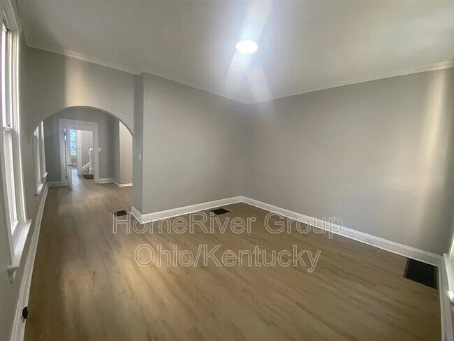 Foto del edificio - 329 E 16th St