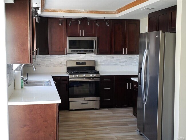 Building Photo - 415 S Jennifer Ln