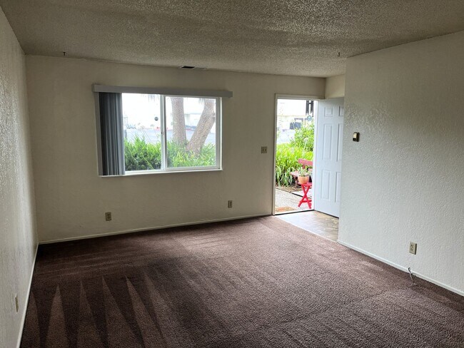Foto del edificio - 608-610 W Henderson [PRM: Brittany] (2)