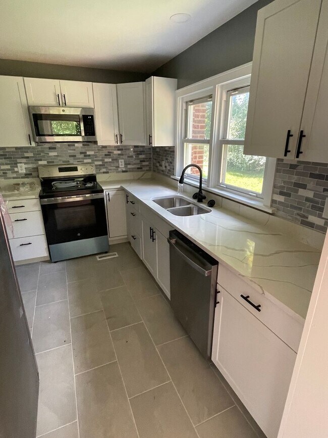 Foto del edificio - Brick 3 bedroom 2 bath in Bristol