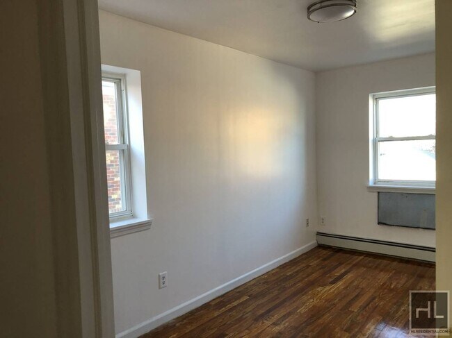 Building Photo - Amazing 3 bed 1 bath FLUSHING !!!