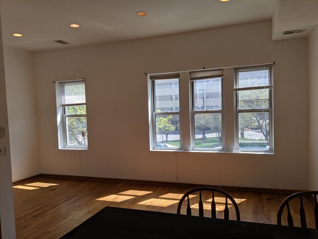 Building Photo - 1420 N Western Ave