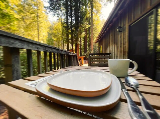 Deck dining - 75 Fern Rd