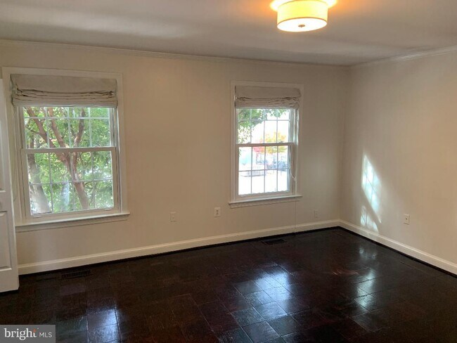 Building Photo - 1650 Beekman Pl NW