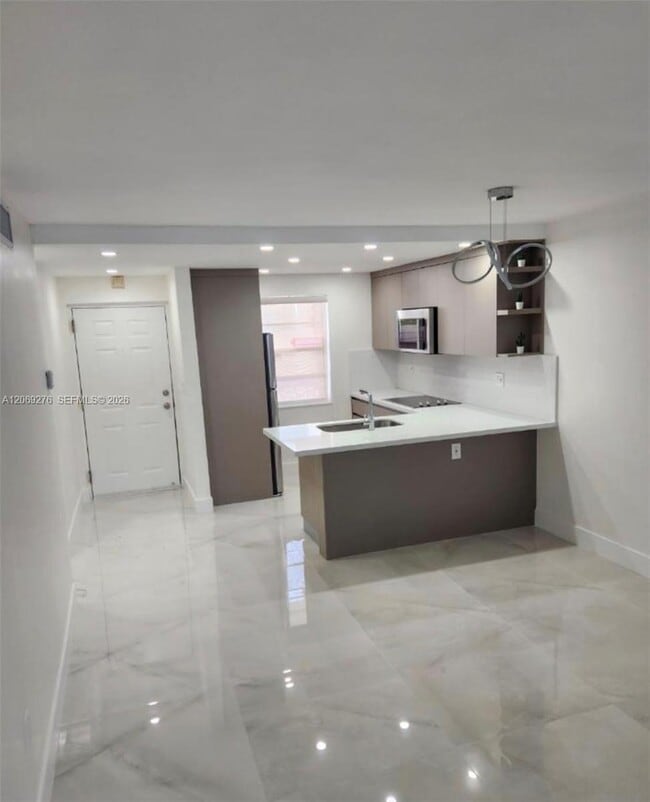 Building Photo - 9440 Fontainebleau Blvd