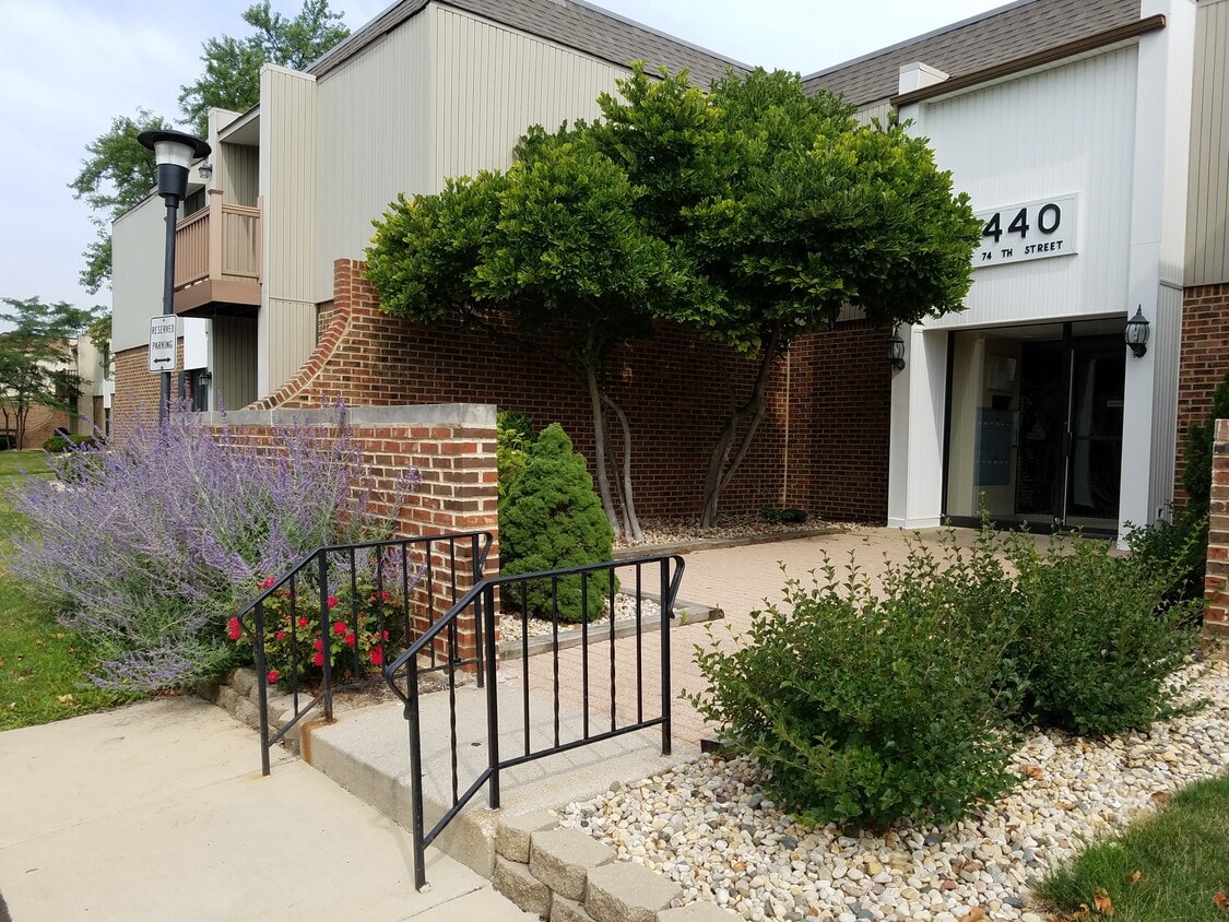 440 74th St Unit 103, Downers Grove, IL 60516 Condo for Rent in Downers Grove, IL