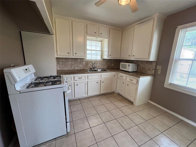 Foto del edificio - 4951 Culmore Dr