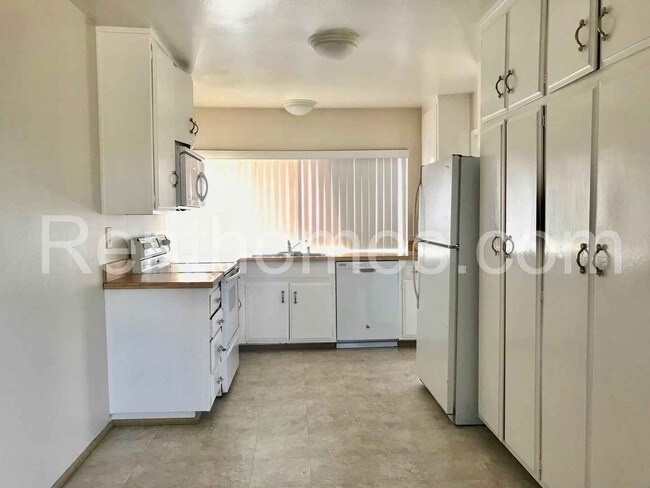 Building Photo - 600 Mariposa Cir