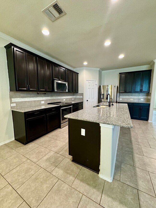 Building Photo - AVAILABLE NOW!