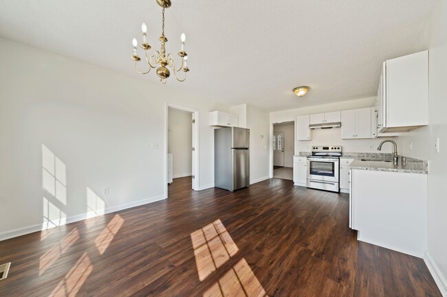 Building Photo - NEWLY Renovated 3 bed/2.5 Bath Townhome in...