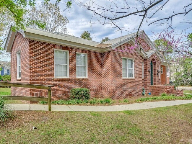 Building Photo - 220 Rivoli Rd