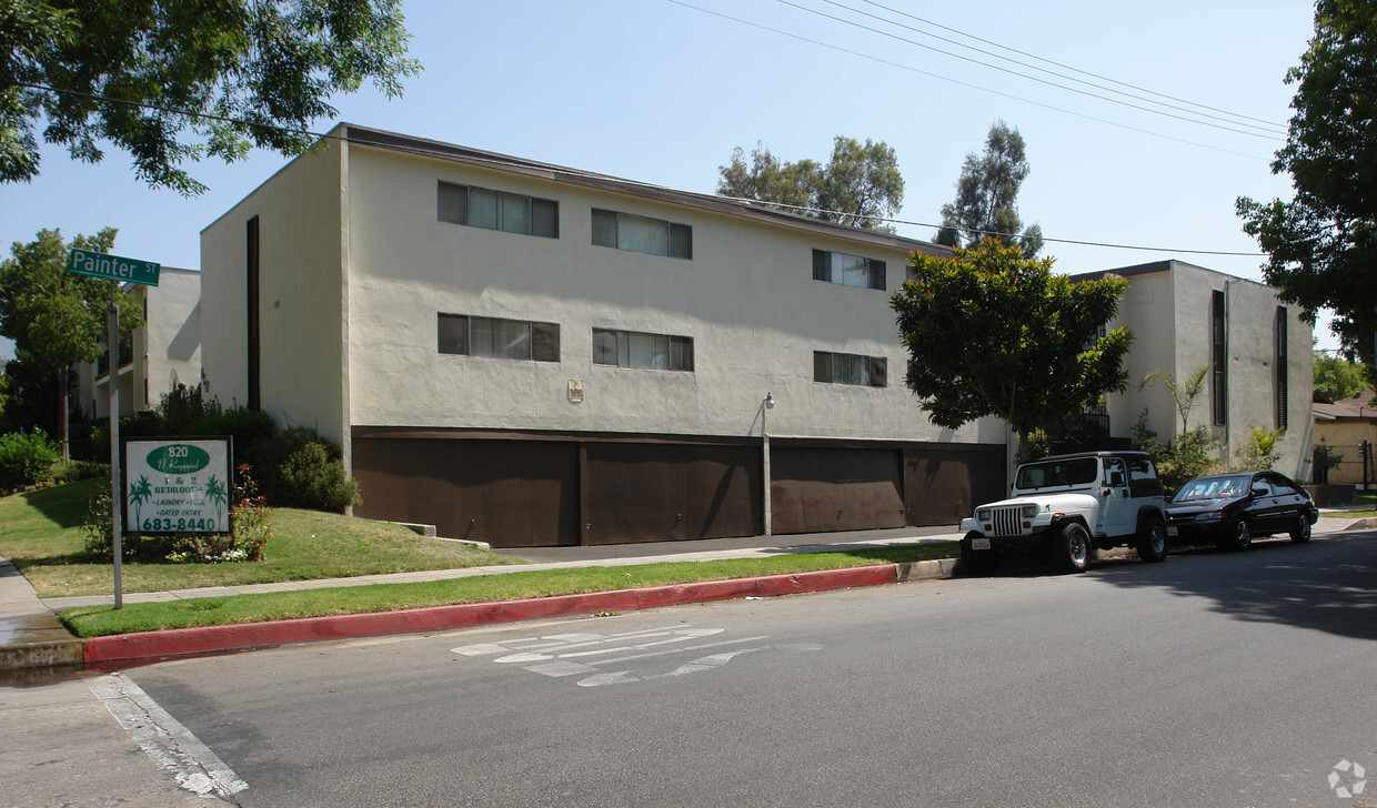 Building Photo - 820 N Raymond Apartments