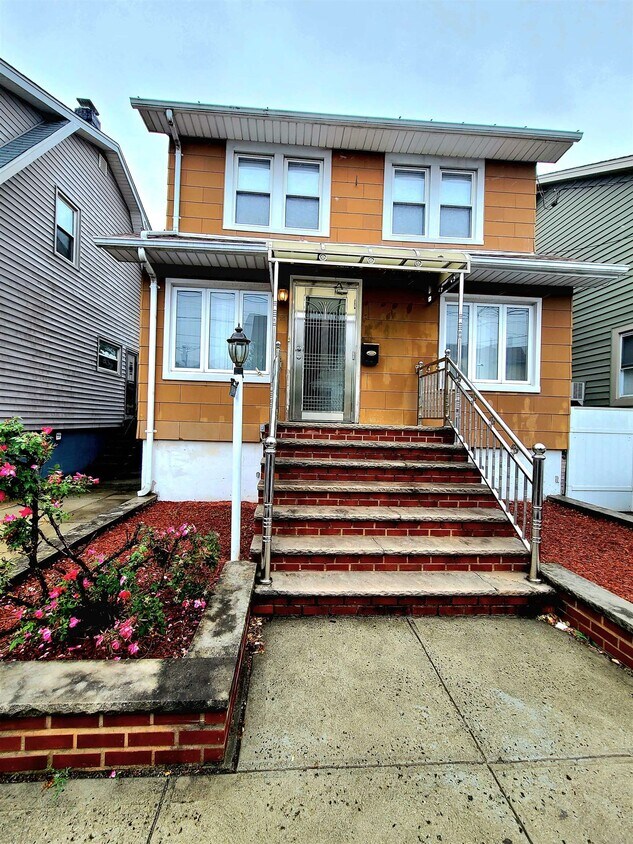 Foto principal - 8309 Grand Ave