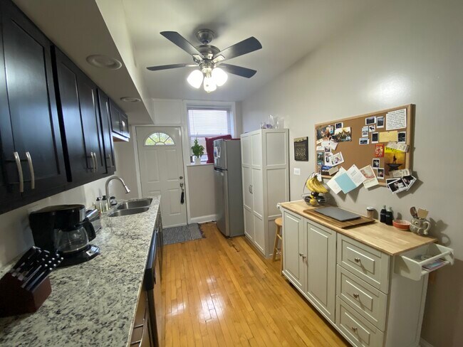 Building Photo - 3241 N Damen Ave
