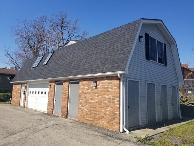Upper Unit - 36 E Willow St