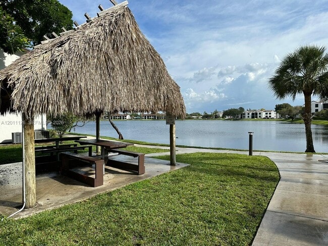 Building Photo - 210 Lake Pointe Dr