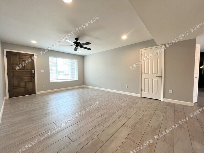 Foto del edificio - REMODELED 3 BEDROOM 2 BATH GEM WITH DETACH...
