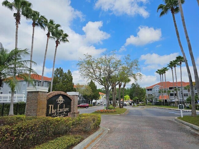 Foto del edificio - 18001 Richmond Pl Dr