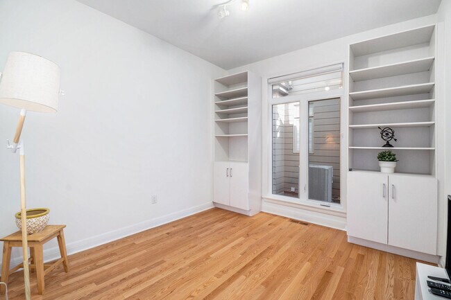 Building Photo - 334 Lysander Pl