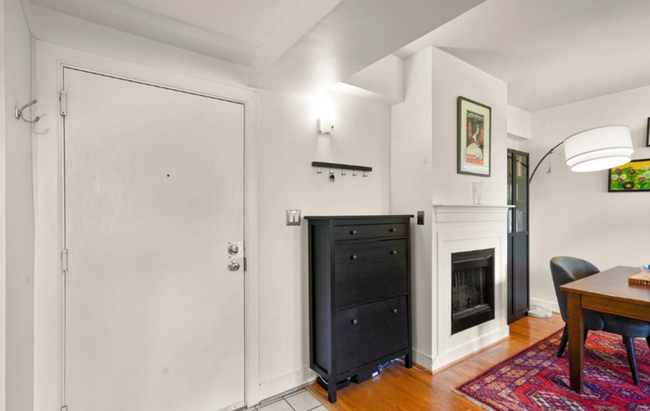 Building Photo - Bright Two Bedroom Dream in Dupont!