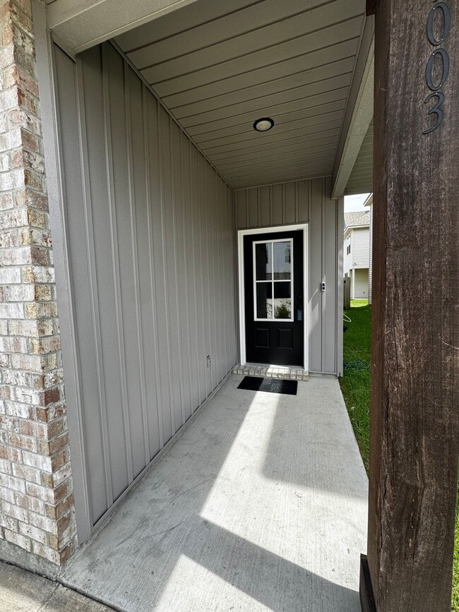 Building Photo - 1003 Bengal Crossing Ave