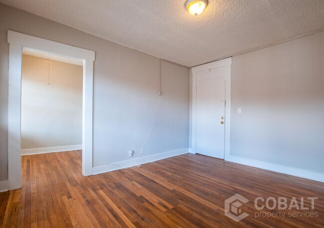Building Photo - 674 Somerset Terrace NE