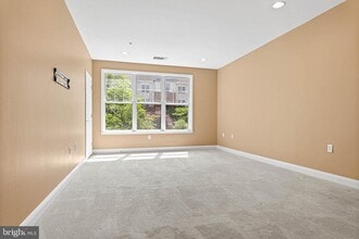 Building Photo - 200 W Elm St