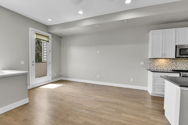 Foto del edificio - $2,850- 2 Bed/2.5-bathroom Townhome in Denver with Rooftop Deck!