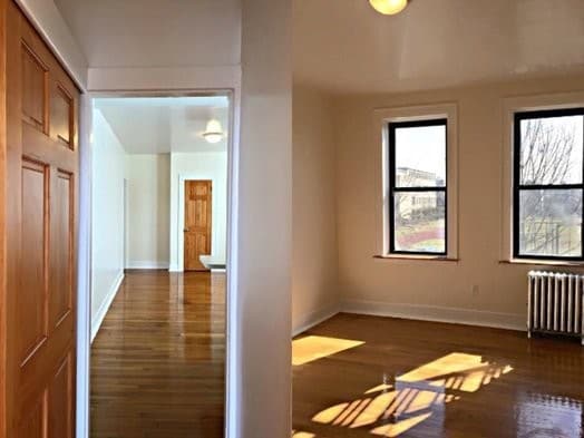 Primary Photo - 2132 Crescent St